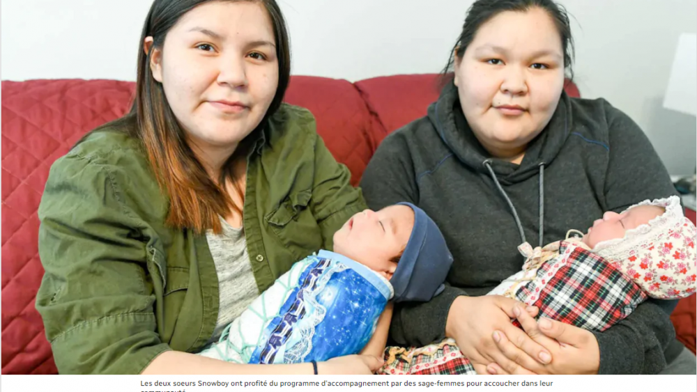 Les deux soeurs Snowboy ont profité du programme d'accompagnement par des sage-femmes pour accoucher dans leur communauté.