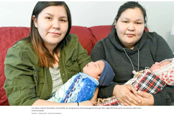 Les deux soeurs Snowboy ont profité du programme d'accompagnement par des sage-femmes pour accoucher dans leur communauté.